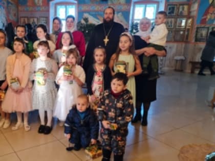 В светлый праздник Рождества дети славили Христа