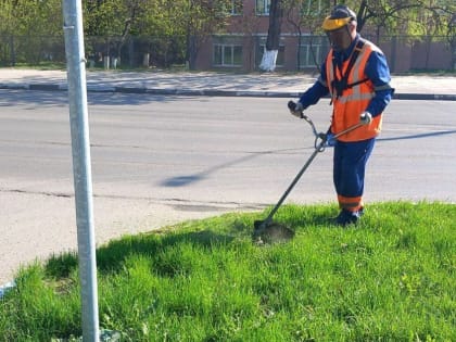 Курские дорожные службы работают над благоустройством улиц.