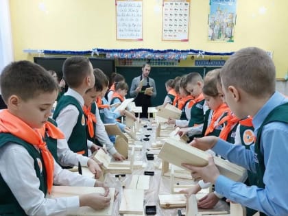 Юные куряне изготовили 27 кормушек для птиц