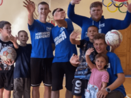 Спортсмены из Гвардии Единой России обучают школьников