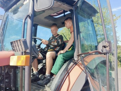 Школьники на тест-драйве сельхозтехники в Курской области