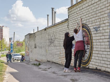 В Курске начали наносить граффити ко Дню Победы