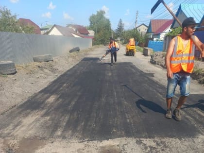 В Курске устраняют дефекты на дороге по улице Центральной