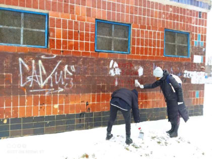 В Курске в микрорайоне «Парковая» закрасили 73 незаконные надписи