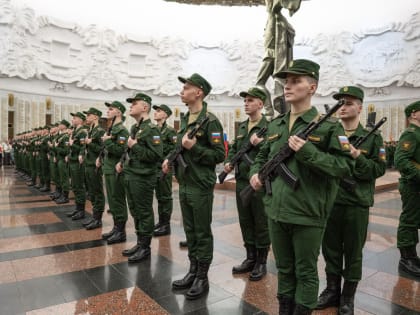 Новобранцы Преображенского полка из Курской области приняли присягу в московском Музее Победы.