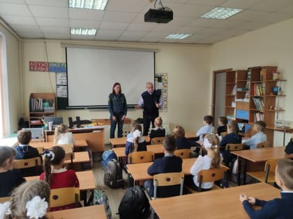 Сотрудники городского управления по делам ГО и ЧС провели для школьников прогимназии «Радуга» занятие в рамках месячника гражданской обороны