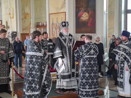 Митрополит Герман совершил Литургию Преждеосвященных Даров и чин освящения колива в Воскресенском храме