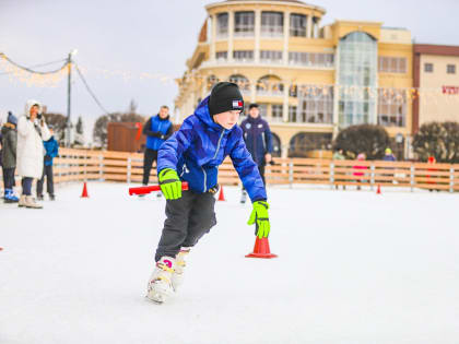 На Губернском катке продолжаются открытые тренировки для школьников к зимним эстафетным играм.
