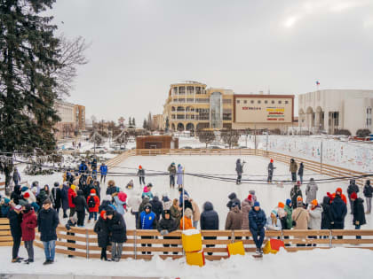 Ежедневно Губернский каток в Курске продолжает собирать посетителей.