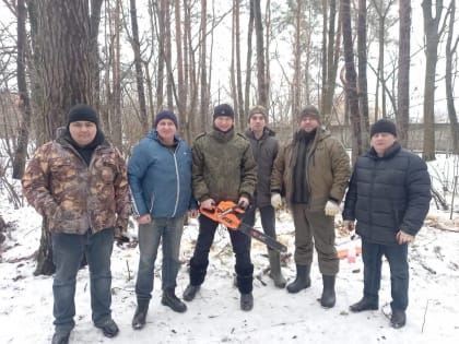 Курские единороссы продолжают заготавливать дрова для обогрева наших военнослужащих