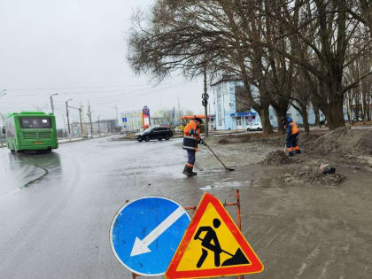 Дорожные и коммунальные службы в Курске убирают мусор, грязь и песок с дорожных полотен