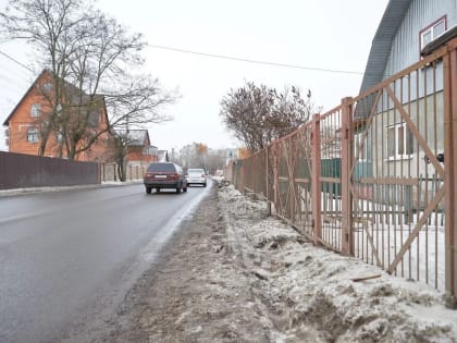 Председатель комитета дорожного хозяйства города Анатолий Лотков проконтролировал ход работ на улице Черняховского.