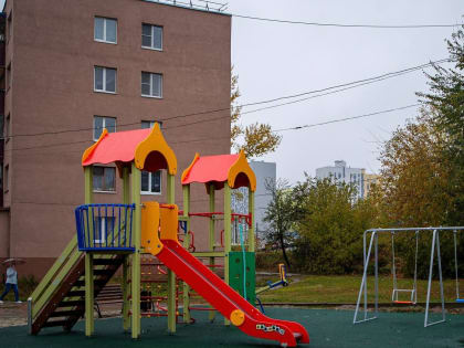 В Курске на Энгельса на средства от платных парковок установили детскую площадку