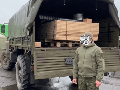 Сергей Бочаров передал военнослужащим стройматериалы