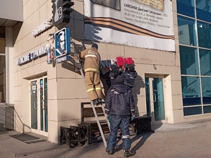 В Курске на Ленина и Карла Маркса демонтируют информационные конструкции