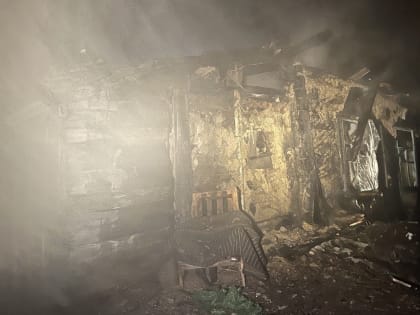Курские пожарные потушили горящий дом в селе Нижние Деревеньки