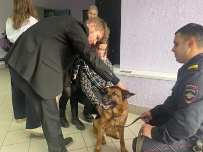 В Курчатове сотрудники полиции провели профориентацию для будущих выпускников школ