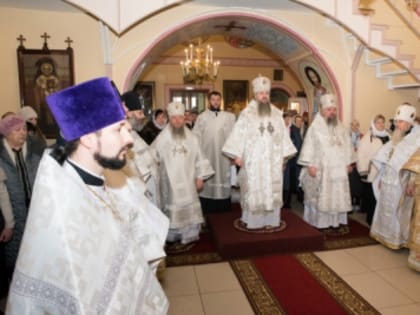 В праздник Собора Иоанна Предтечи Преосвященнейший епископ Паисий сослужил Литургию Высокопреосвященнейшему митрополиту Серафиму в Сергиевской церкви Каменки