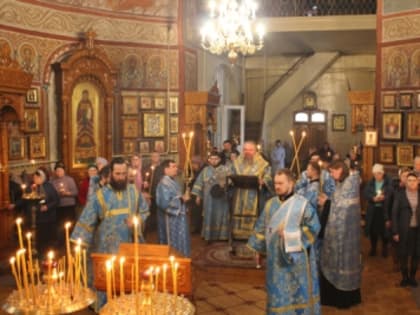 В канун праздника Похвалы Пресвятой Богородицы Преосвященнейший епископ Железногорский и Льговский Паисий совершил Утреню с чтением акафиста Пресвятой Богородице