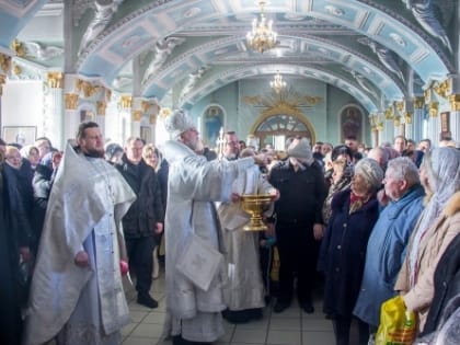 Крещенскую воду в курских храмах можно набирать до позднего вечера