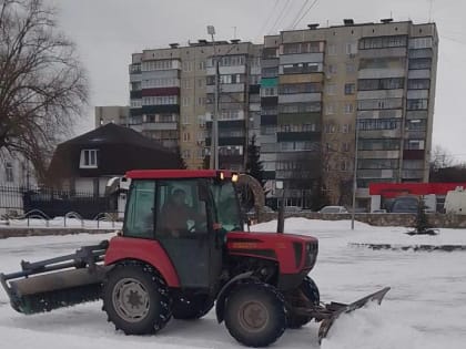 Продолжается уборка снега на улицах Курска.