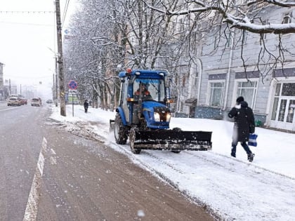 Курские дорожные службы продолжают работу по уборке автодорог.