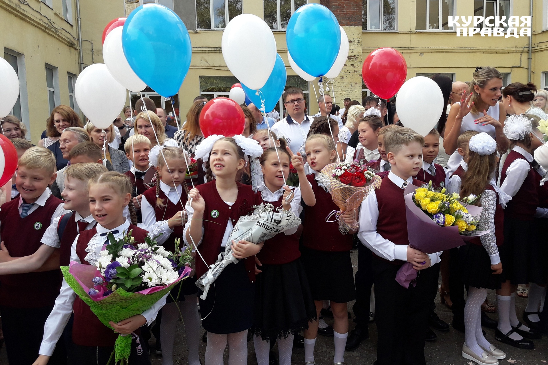 Школа 18 линейка. Школа 1 Курск. Школа 52 Курск. Школа 7 Курск. Седьмая школа Курск учителя.