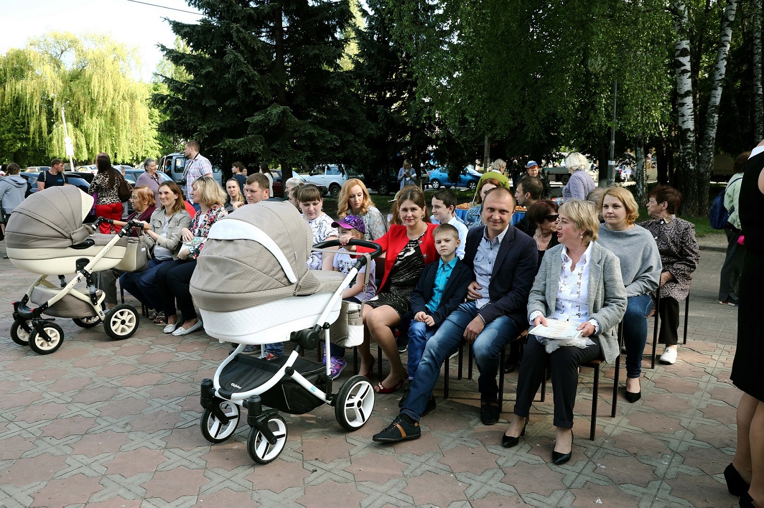 Сеймский округ. Сеймский ЗАГС. День семьи 15 мая Курск. Сквер посвященный семье родителям.