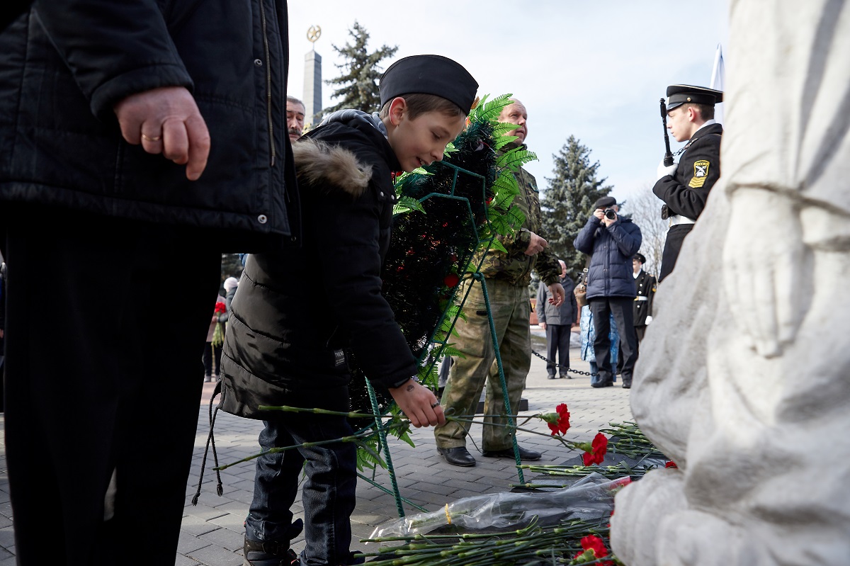 Курск похоронили. Возложение цветов к памятнику. Торжественное возложение цветов к памятнику. День памяти погибших подводников.