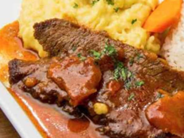 Asado de carne con pure de papas