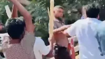 গোপালগঞ্জে ‘জয় বাংলা’ স্লোগান দিয়ে পুলিশের ওপর হামলা, গাড়ি ভাঙচুর