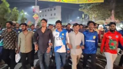 শিক্ষার্থীকে তুলে নিয়ে নির্যাতনের অভিযোগ, লালবাগ সড়ক অবরোধ করে বিক্ষোভ।