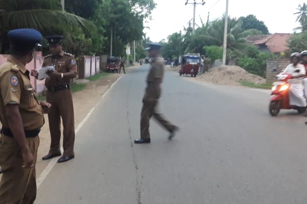 யாழில் அடையாள அட்டை இல்லை ; வலுக்கட்டாயமாக ஏற்றிச்சென்ற சிறிலங்கா காவல்துறை