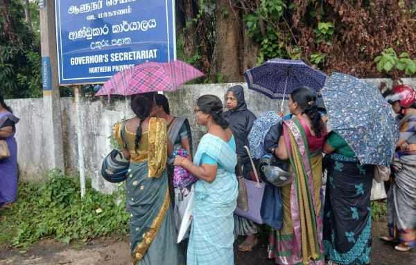வடக்கில் முறையற்ற ஆசிரிய இடமாற்றம் - கொட்டும் மழையிலும் வடக்கு ஆளுநர் பணிமனை முன் போராட்டம்!