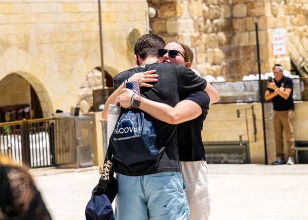 pariticpants-hugging-kotelsummer2024