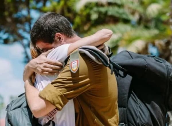 lone soldier reunion hug2