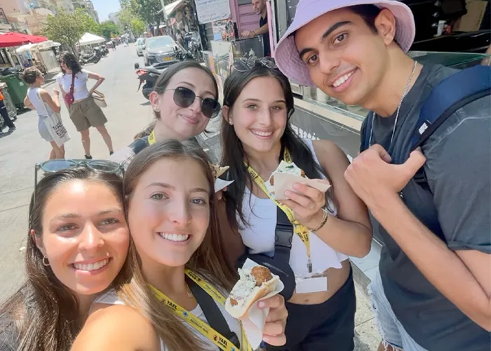 700x500_Mickey-Carton