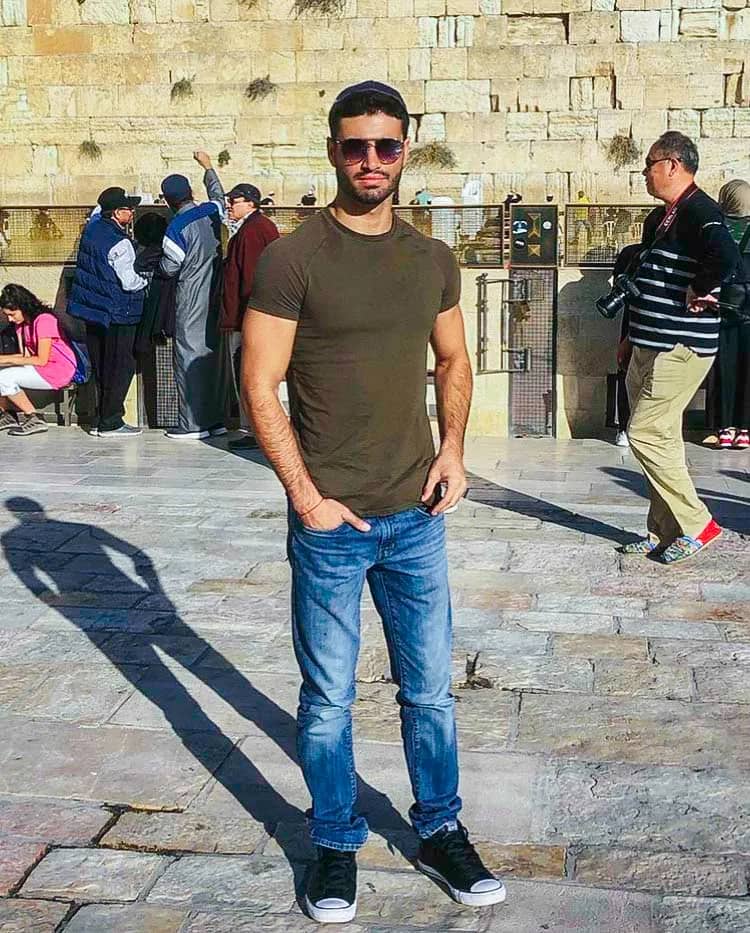 2017 Birthright Israel mifgash alumnus Ido Hayut standing in front of the Kotel