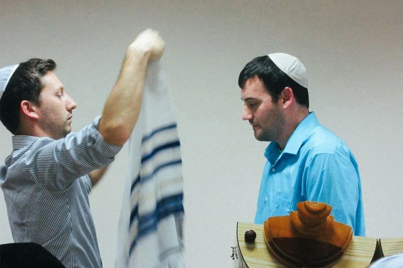 Niran helping a participant with his Bar Mitzvah
