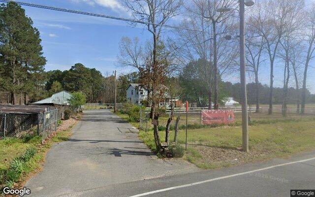 Street-level view near Nature Land Pet Resort
