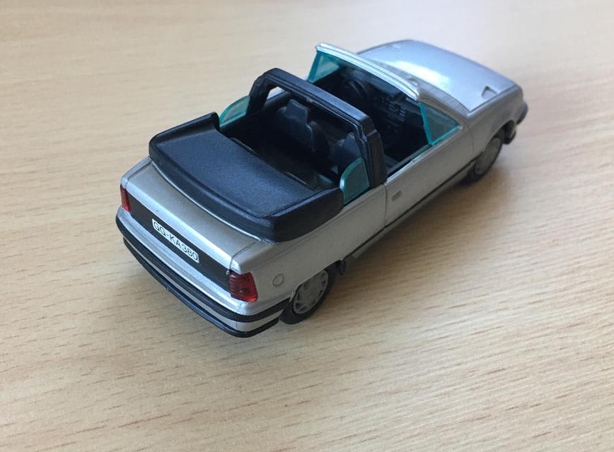 Opel Kadett Uždaro tipo modeliukas/ Mastelis 1:43 3