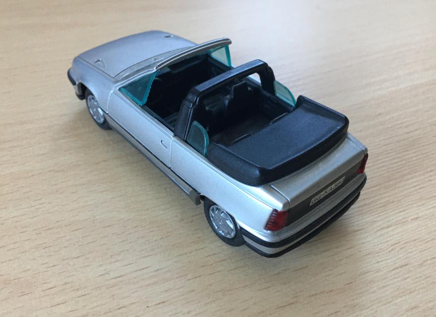 Opel Kadett Uždaro tipo modeliukas/ Mastelis 1:43 2