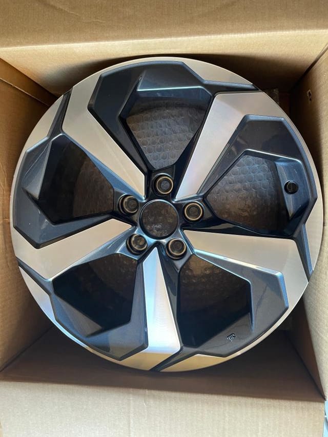 Nissan Qashqai, Qashqai+2 R18 lengvojo lydinio ratlankis(-iai) D03006UA8A