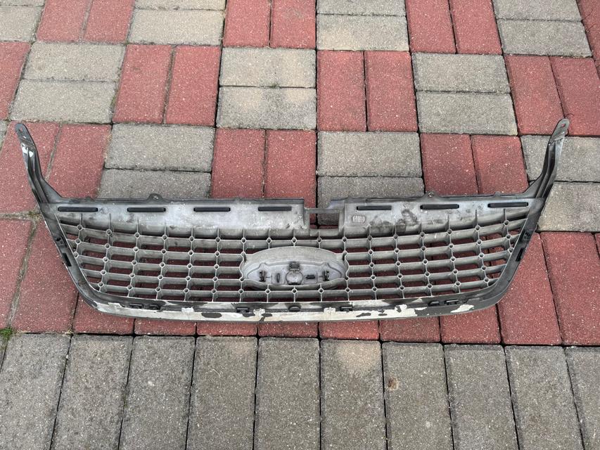 Ford Mondeo Grotelės viršutinės 7S71-8200-A 1