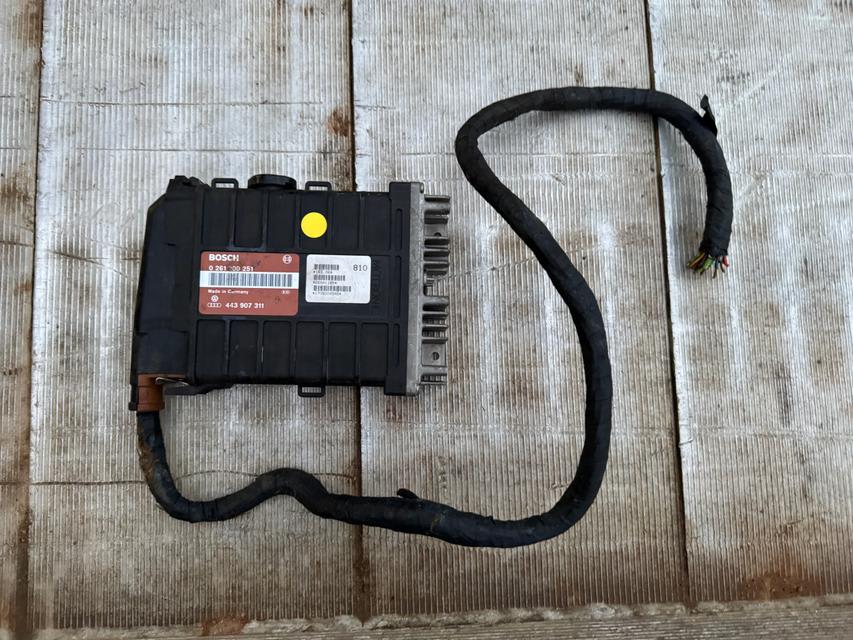 Audi 80, 90 Variklio valdymo blokas 0 261 200 251; 443 907 311