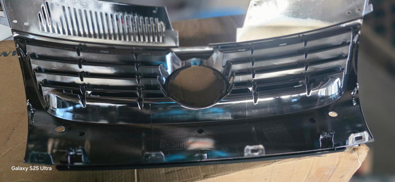 Volkswagen Passat Grotelės viršutinės 1