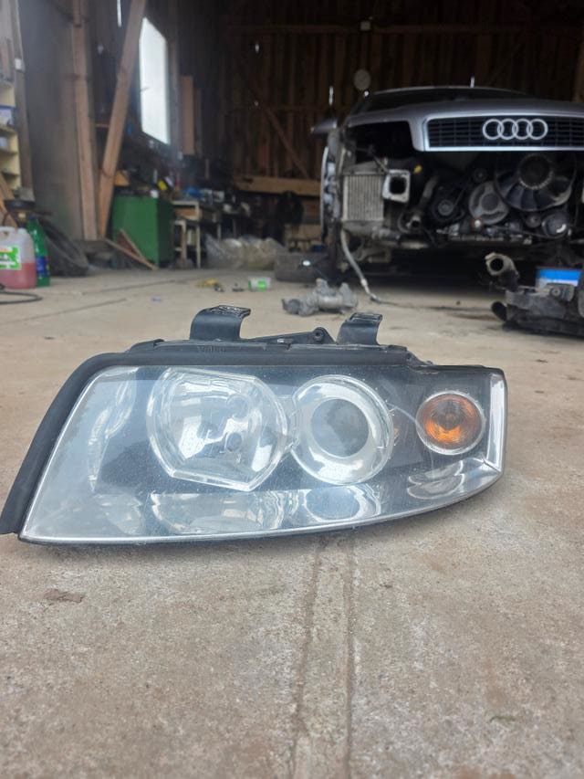 Audi A4, S4 Priekinis žibintas 8E0941003S