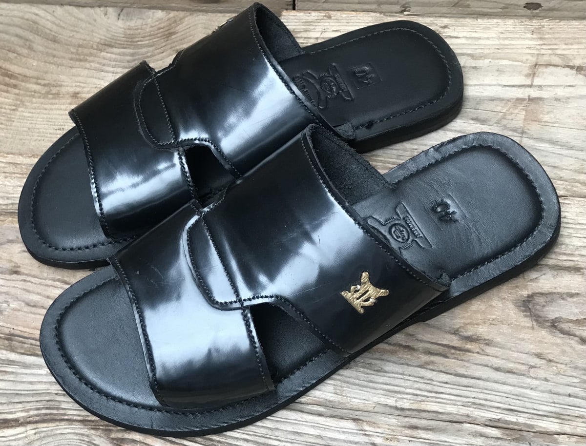 Crabby black sport slide