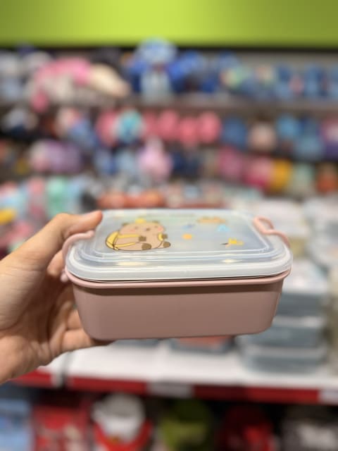 Lunchera metálica con cubiertos