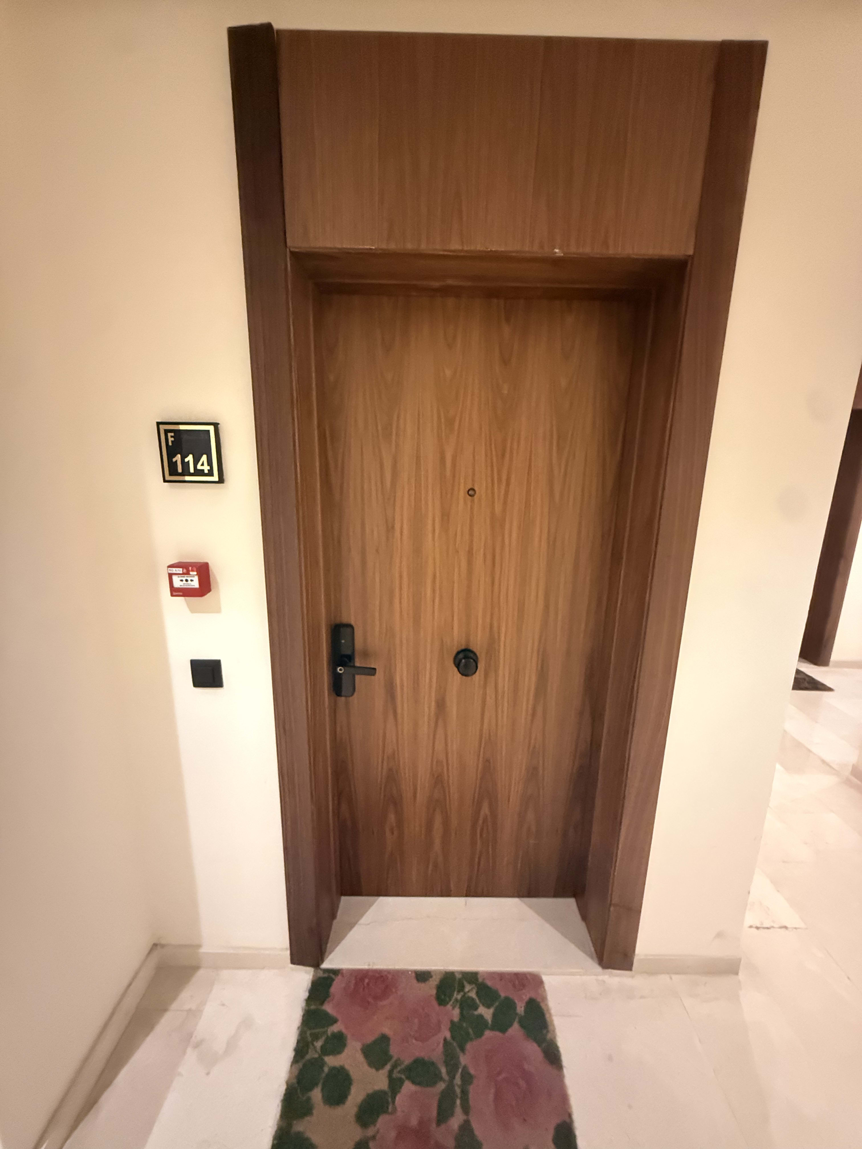 Porte d'entrée de l'appartement F114